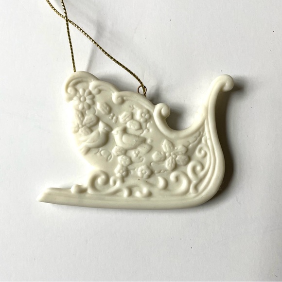 Vintage Avon Porcelain Ornaments- Angel, Wreath, Sleigh - Picture 5 of 7